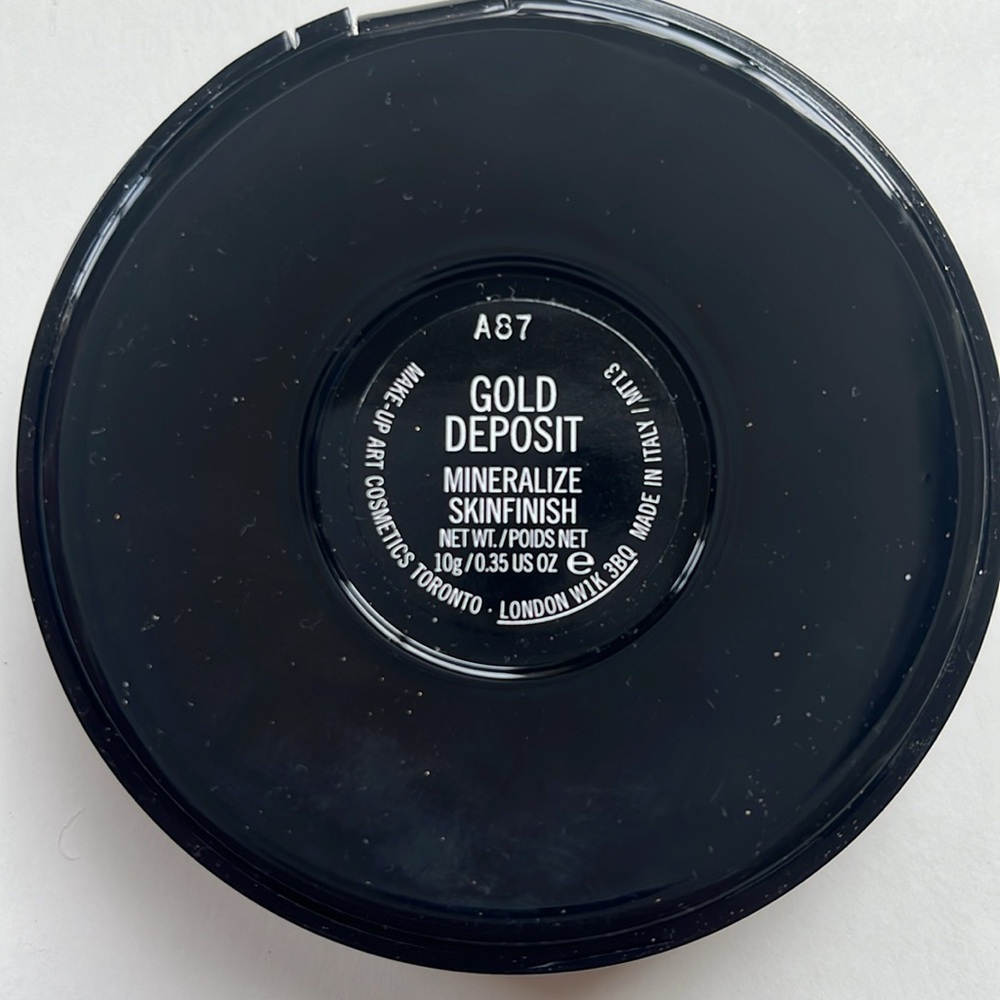 MAC Mineralize Skinfinish in Gold Deposit - Picture 2 of 3